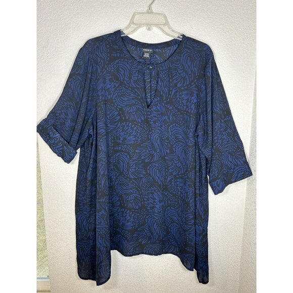 Torrid Top Womens 1X Roll Tab Sleeve Keyhole Neck Blue Black Asymmetrical Hem - Picture 1 of 10